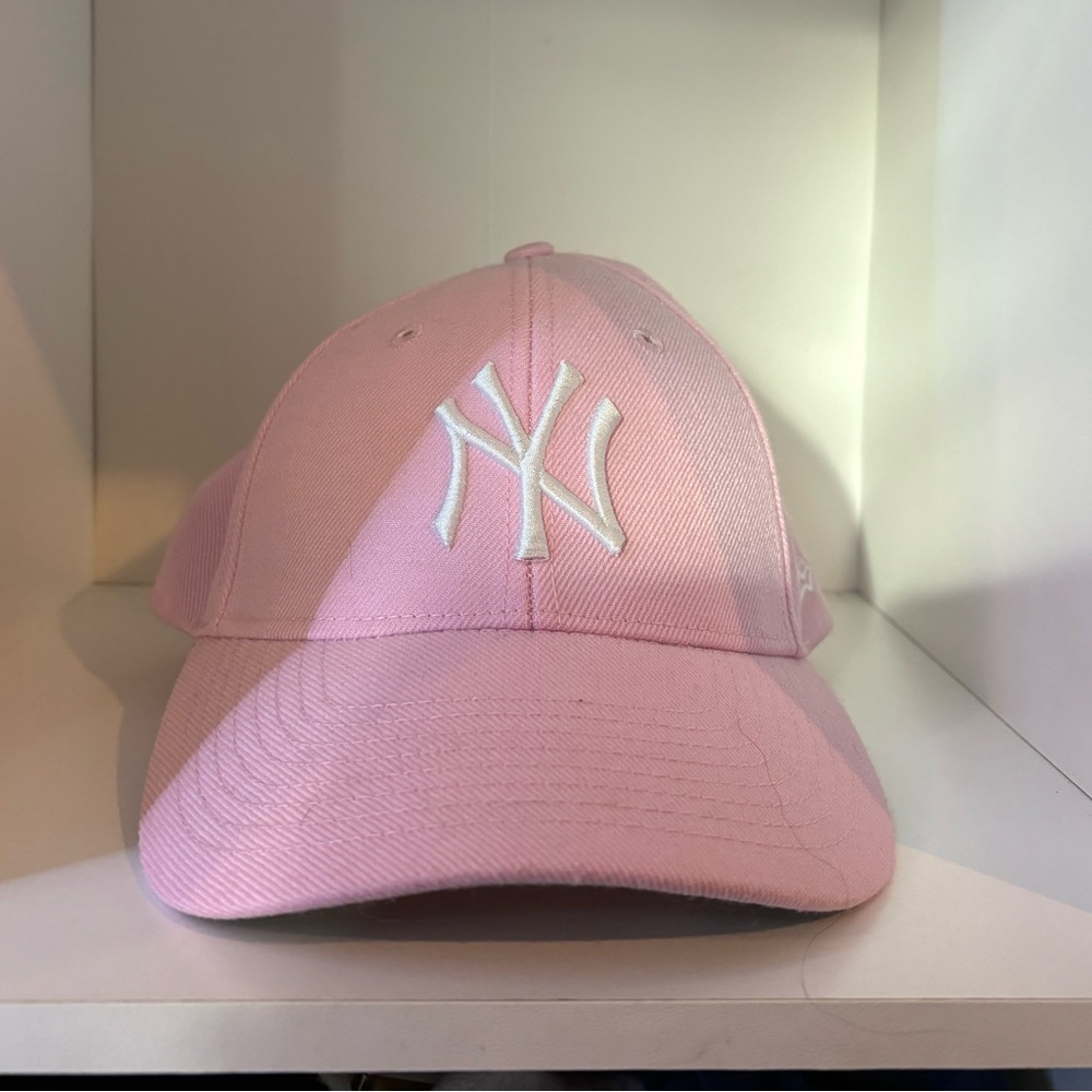 New York Yankees pink cap
